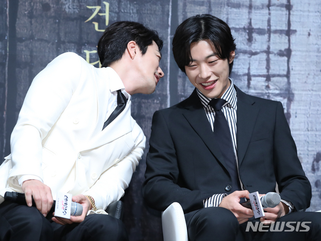 【서울=뉴시스】조수정 기자 = 배우 권상우, 우도환이 1일 오전 서울 강남구 CGV압구정에서 열린 영화 '신의 한수 : 귀수편' 제작보고회에서 대화 나누고 있다. 2019.10.01.chocrystal@newsis.com