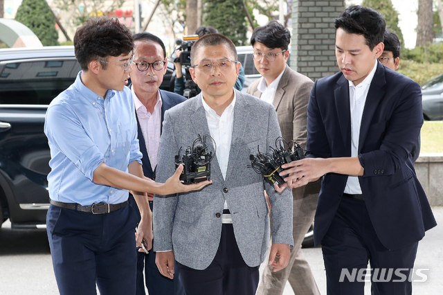 【서울=뉴시스】김병문 기자 = 자유한국당 황교안 대표가 1일 오후 국회 패스트트랙 여야 충돌 사건과 관련해 서울 양천구 서울남부지방검찰청으로 자진 출석하고 있다. 서울남부지검은 지난 27일 자유한국당 의원 20명에게 내달 출석하라는 요구서를 발송했다고 30일 밝혔다. 2019.10.01.&nbsp; dadazon@newsis.com