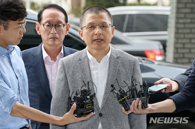 【서울=뉴시스】김병문 기자 = 자유한국당 황교안 대표가 1일 오후 국회 패스트트랙 여야 충돌 사건과 관련해 서울 양천구 서울남부지방검찰청으로 자진 출석하며 취재진의 질문에 답변하고 있다. 서울남부지검은 지난 27일 자유한국당 의원 20명에게 내달 출석하라는 요구서를 발송했다고 30일 밝혔다. 2019.10.01. dadazon@newsis.com