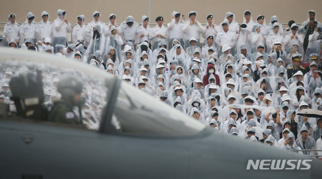 【대구=뉴시스】사진공동취재단 = 1일 국군의 날을 맞아 대구 공군기지(제11전투비행단)에서 열린 '제71주년 국군의 날 행사'에서 편대비행을 마친 F15K 전투기가 행사장에 들어서고 있다. 2019.10.01.&nbsp; photo@newsis.com