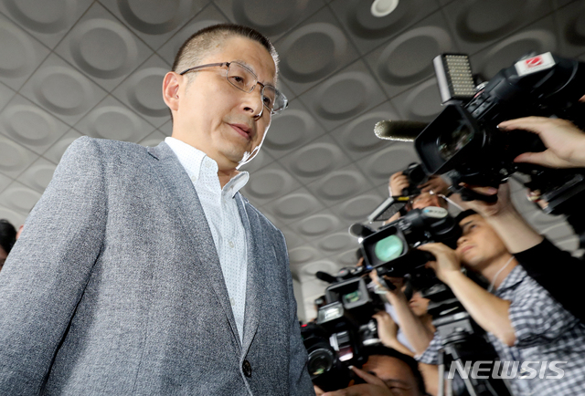 【서울=뉴시스】김병문 기자 = 자유한국당 황교안 대표가 1일 오후 국회 패스트트랙 여야 충돌 사건과 관련해 서울 양천구 서울남부지방검찰청으로 자진 출석하고 있다. 서울남부지검은 지난 27일 자유한국당 의원 20명에게 내달 출석하라는 요구서를 발송했다고 30일 밝혔다. 2019.10.01. dadazon@newsis.com