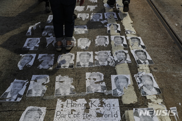 【 홍콩=AP/뉴시스】홍콩 시내에서 1일 반정부 시위 참가자들이 시진핑 국가주석의 사진을 발로 밟고 있다. 이날은 신중국 건국 70주년일로, 베이징에서는 역대 최대규모의 기념식과 열병식이 열렸다. 2019.10.01 