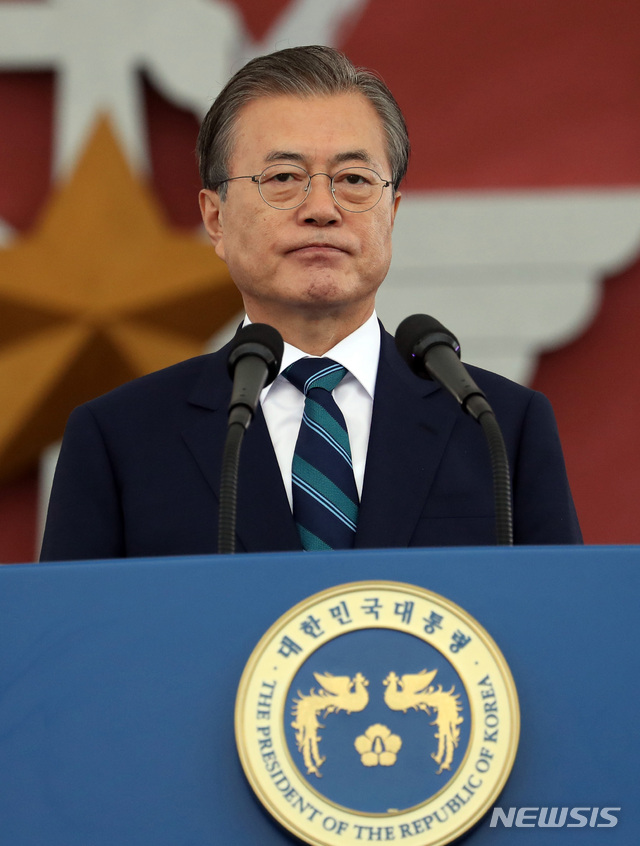 【대구=뉴시스】 박영태 기자 = 문재인 대통령이 1일 대구 공군기지에서 열린 제71주년 국군의 날 기념식에서 기념사를 준비하고 있다. 2019.10.01. since1999@newsis.com