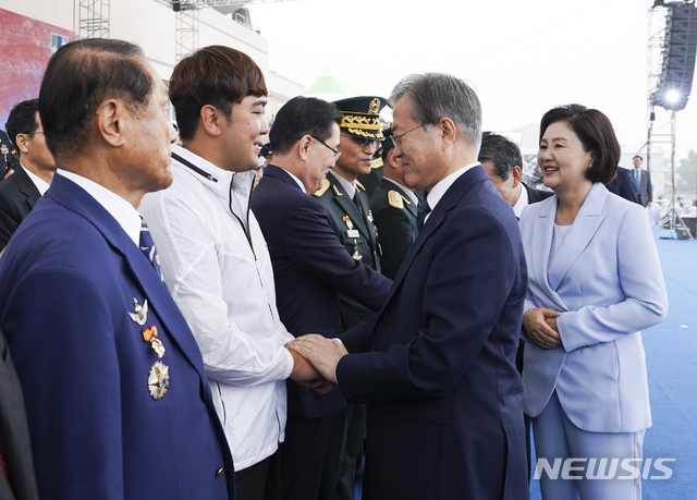 【대구=뉴시스】 박영태 기자 = 문재인 대통령과 부인 김정숙 여사가 1일 대구 공군기지에서 열린 제71주년 국군의 날 기념식을 마친 후 북한군의 목함지뢰 도발로 두 다리를 잃은 하재헌 예비역 중사를 격려하고 있다. 2019.10.01. since1999@newsis.com