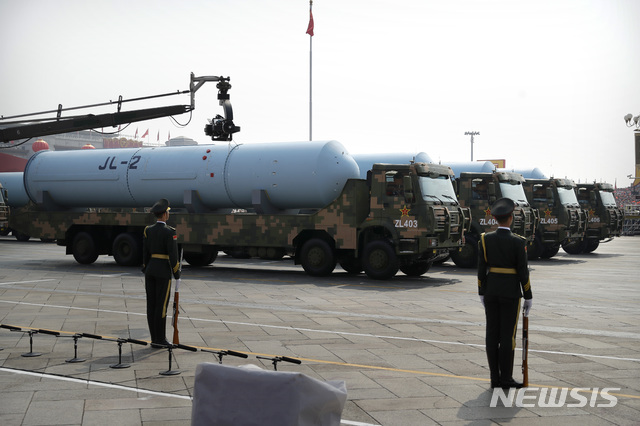 【베이징=AP/뉴시스】중국 베이징 톈안먼 광장에서 1일 열린 신중국 70주년 기념 열병식에 잠수함발사 탄도미사일(SLBM) 쥐랑(JL)-2가 최초로 선보이고 있다. 2019.10.01 