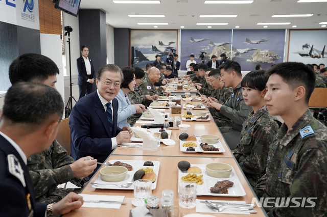 【대구=뉴시스】 박영태 기자 = 문재인 대통령과 김정숙 여사가 1일 오후 대구 공군기지 내 광성회관에서 대구공군기지 장병들을 격려하며 오찬을 하고 있다. 2019.10.01. since1999@newsis.com