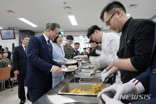 【대구=뉴시스】 박영태 기자 = 문재인 대통령과 김정숙 여사가 1일 오후 대구 공군기지 내 광성회관에서 대구공군기지 장병들을 격려하며 오찬을 하고 있다. 2019.10.01. since1999@newsis.com