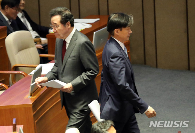 【서울=뉴시스】 장세영 기자 = 조국 법무부 장관이 1일 오후 국회 본회의장에서 열린 교육·사회·문화 분야 대정부질문에서 자유한국당 함진규 의원 질의에 대한 답변을 위해 발언대로 향하며 이낙연 총리와 교차하고 있다. 2019.10.01.&nbsp; photothink@newsis.com