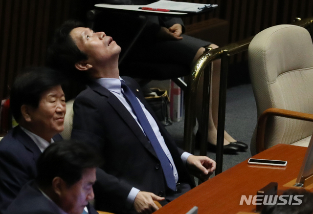 【서울=뉴시스】김명원 기자 = 1일 오후 서울 여의도 국회 본회의장에서 열린 교육, 사회, 문화 분야 대정부질문에서 신보라 자유한국당 의원이 질문을 하고 있는 가운데 이인영 더불어민주당 원내대표가 피곤한 듯 머리를 들어 피로를 풀고 있다. 2019.10.01.&nbsp; kmx1105@newsis.com