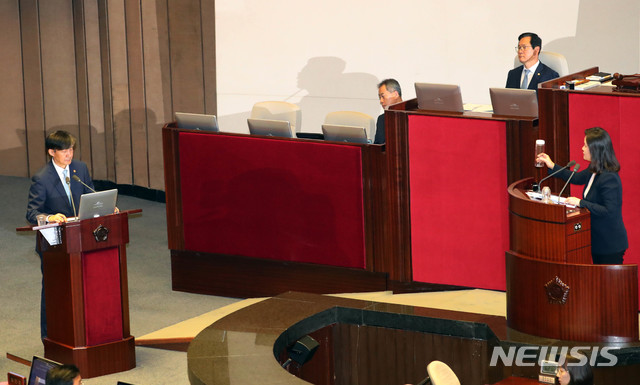 【서울=뉴시스】 장세영 기자 = 자유한국당 신보라 의원이 1일 서울 여의도 국회 본회의장에서 열린 교육·사회·문화 분야 대정부질문에서 조국 법무부 장관에게 '정의를 채우자 보틀'를 들고 질문하고 있다. 2019.10.01.&nbsp; photothink@newsis.com 