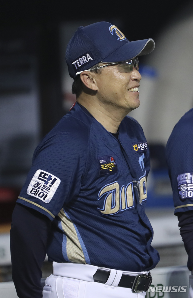 【서울=뉴시스】최진석 기자 = 1일 오후 서울 잠실야구장에서 열린 2019 KBO리그 NC다이노스와 두산 베어스의 경기에서 NC 이동욱 감독이 두산 김태형 감독의 인사를 받으며 미소짓고 있다. 2019.10.01.myjs@newsis.com