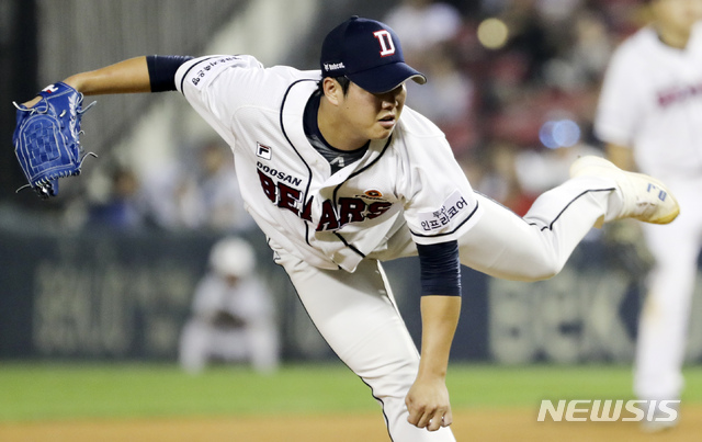 【서울=뉴시스】최진석 기자 = 1일 오후 서울 잠실야구장에서 열린 2019 KBO리그 NC다이노스와 두산 베어스의 경기, 7회초 NC 공격 두산 투수 함덕주가 역투하고 있다. 2019.10.01.myjs@newsis.com