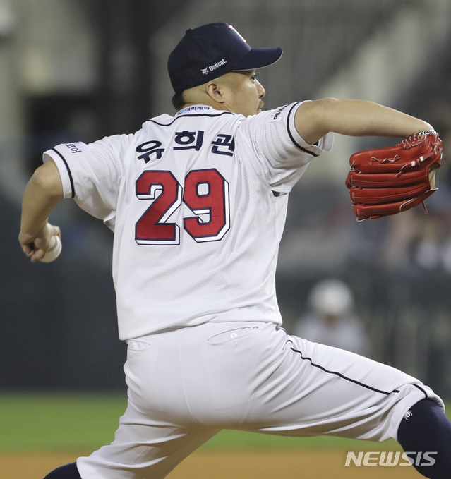 【서울=뉴시스】최진석 기자 = 1일 오후 서울 잠실야구장에서 열린 2019 KBO리그 NC다이노스와 두산 베어스의 경기, 8회초 NC 공격 두산 투수 유희관이 역투하고 있다. 2019.10.01. myjs@newsis.com