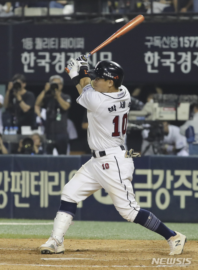 【서울=뉴시스】최진석 기자 = 1일 오후 서울 잠실야구장에서 열린 2019 KBO리그 NC다이노스와 두산 베어스의 경기, 9회말 두산 공격 1사 2루 박세혁이 끝내기 안타를 치고 있다. 2019.10.01. myjs@newsis.com