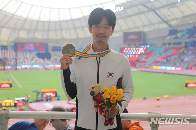 【서울=뉴시스】 김현섭이 1일(현지시간) 2019 도하 세계육상선수권대회가 진행 중인 칼리파 스타디움에서 '2011 대구 세계육상선수권대회 남자 20㎞ 경보' 동메달을 받고 웃음짓고 있다. (사진=대한육상연맹 제공)