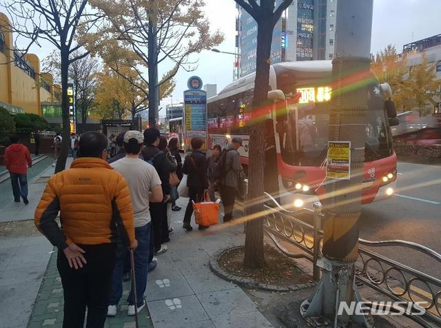  [부산=뉴시스] 허상천 기자 = 부산시는 승객들이 몰리는 정류소에서 한 줄서기 시범 사업 추진 결과 승객들이 정류소 옆 바닥에 표시된 발자국 표시를 따라 줄을 서고 새치기 등 민원이 크게 줄었다고 2일 밝혔다. 2019.10.02. (사진 = 부산시 제공) photo@newsis.com