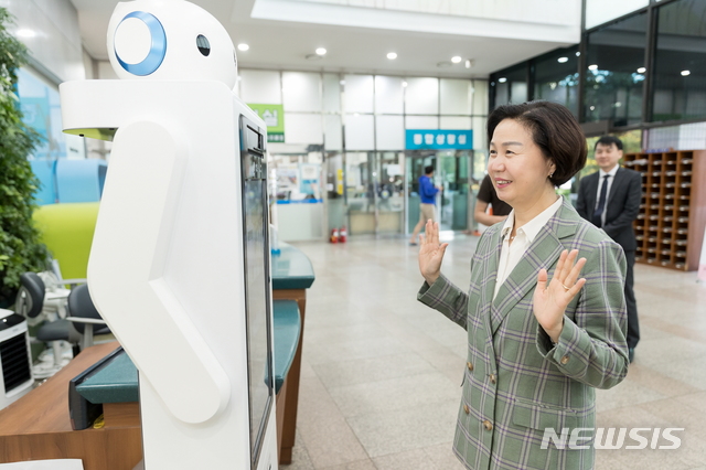 【서울=뉴시스】 양천구청 1층에서 파워봇 시연중인 김수영 구청장. 2019.10.02. (사진=양천구 제공)