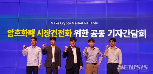 【서울=뉴시스】천민아 기자 = 왼쪽부터 이현우 크로스앵글 대표, 허원호 한빗코 COO, 김영진 빗썸 CFO, 정석문 코빗 CSO, 김준우 크로스앵글 대표. 2019.10.02. mina@newsis.com