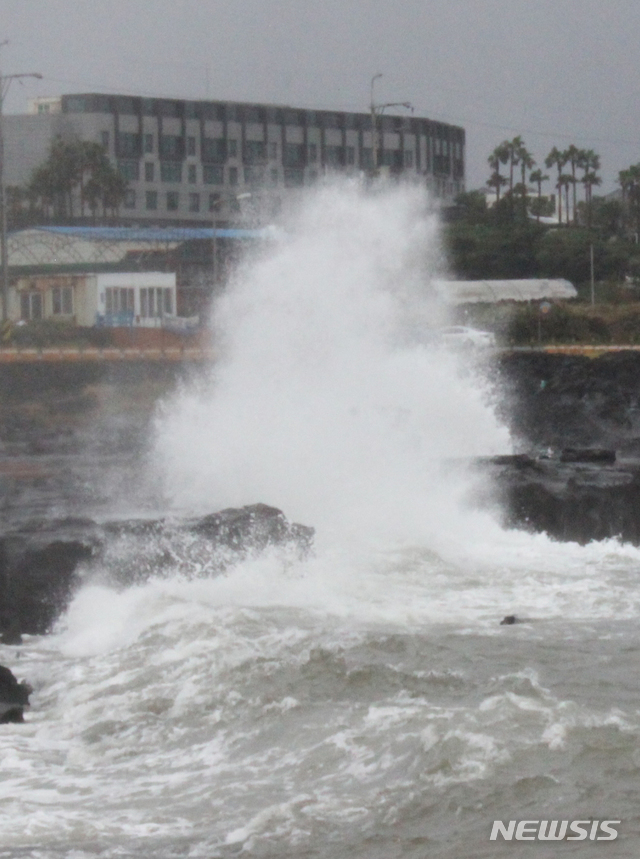 【제주=뉴시스】강경태 기자 = 제18호 태풍 ‘미탁(MITAG)’의 영향으로 2일 오후 제주시 애월읍 구엄포구에서 큰 파도가 몰아치고 있다. 2019.10.02.&nbsp; ktk2807@newsis.com 