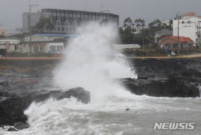 【제주=뉴시스】강경태 기자 = 제18호 태풍 ‘미탁(MITAG)’의 영향으로 2일 오후 제주시 애월읍 구엄포구에서 큰 파도가 몰아치고 있다. 2019.10.02. ktk2807@newsis.com