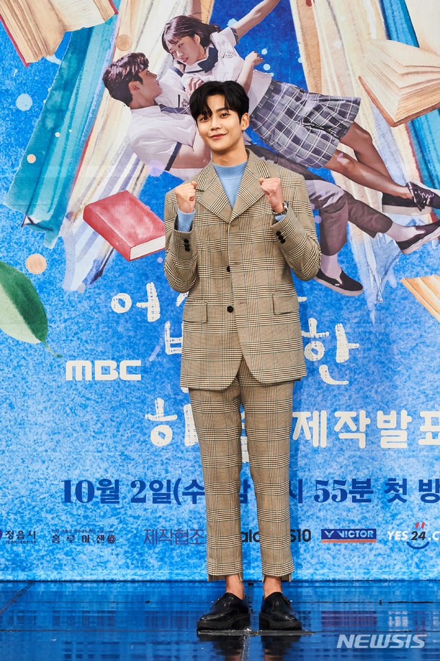 【서울=뉴시스】 이수지 기자 =그룹 'SF9' 멤버이자 탤런트 로운이 2일 서울 마포구 상암동 MBC 사옥에서 열린 MBC TV 새 수목드라마 '어쩌다 발견한 하루' 제작발표회에서 두 주먹을 쥐고 있다. (사진 = MBC 제공) 2019.10.02. suejeeq@newsis.com