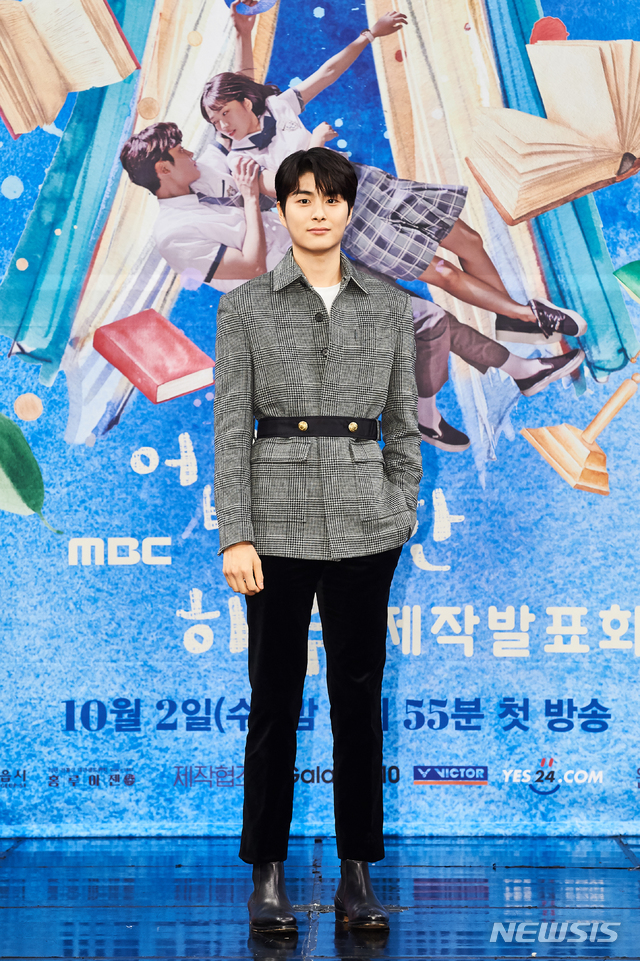 【서울=뉴시스】 이수지 기자 =탤런트 정건주가 2일 서울 마포구 상암동 MBC 사옥에서 열린 MBC TV 새 수목드라마 '어쩌다 발견한 하루' 제작발표회에서 인사하고 있다. (사진 = MBC 제공) 2019.10.02. suejeeq@newsis.com