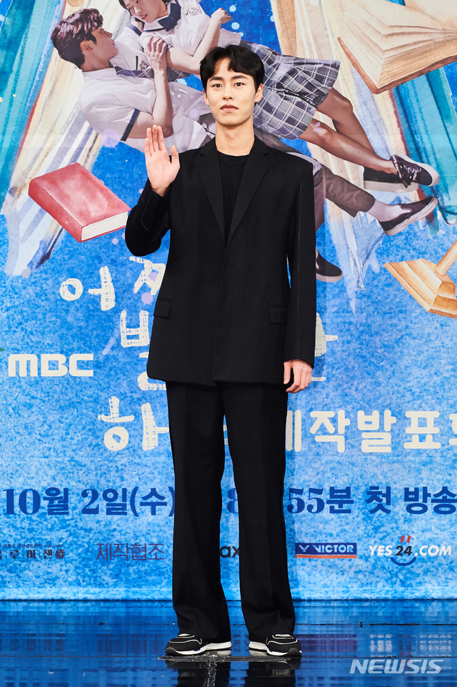 【서울=뉴시스】 이수지 기자 =탤런트 이재욱이 2일 서울 마포구 상암동 MBC 사옥에서 열린 MBC TV 새 수목드라마 '어쩌다 발견한 하루' 제작발표회에서 손 흔들어 인사하고 있다. (사진 = MBC 제공) 2019.10.02. suejeeq@newsis.com
