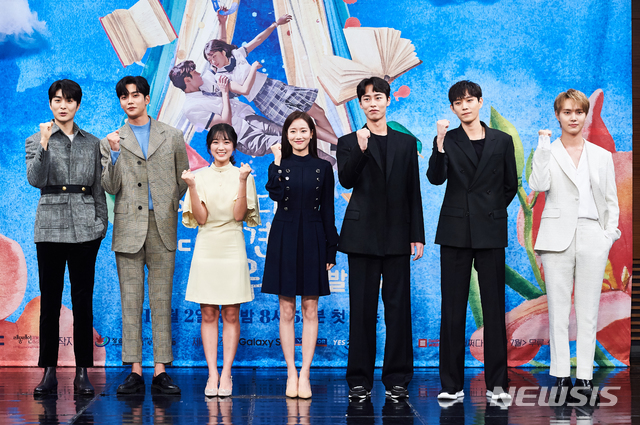 【서울=뉴시스】 이수지 기자 =탤런트 정건주(왼쪽부터), 그룹 'SF9' 멤버이자 탤런트 로운, 탤런트 김혜윤, 그룹 '에이프릴' 멤버이자 탤런트 이나은, 탤런트 이재욱, 김영대, 김태리가 2일 서울 마포구 상암동 MBC 사옥에서 열린 MBC TV 새 수목드라마 '어쩌다 발견한 하루' 제작발표회에서 주먹을 쥐어 보이며 인사하고 있다. (사진 = MBC 제공) 2019.10.02 suejeeq@newsis.com 