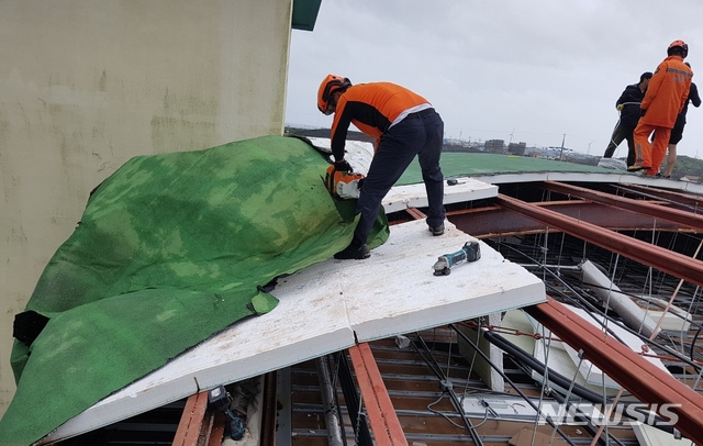 [제주=뉴시스] 태풍의 영향으로 지붕이 파손된 한 초등학교 모습 (사진=뉴시스 DB) 2019.10.02. (사진=뉴시스 DB) photo@newsis.com **위 사진은 기사 내용과 직접적인 관련이 없음