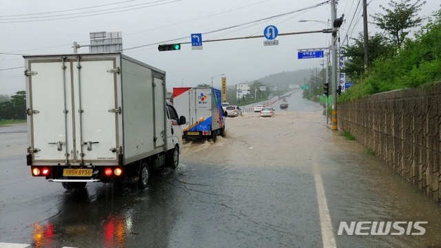 【포항=뉴시스】강진구 기자 = 제18호 태풍 '미탁'의 영향권에 들어간 경북 포항에서 비 피해가 잇따르고 있다.사진은 물에 잠긴 흥해대련삼거리.2019.10.02.(사진=독자제공)&nbsp; photo@newsis.com 