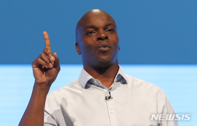  [맨체스터=AP/뉴시스] 영국 집권 보수당 소속인 숀 베일리(49) 런던시장 후보는 20일(현지시간) 트위터에 "런던에서 2020년 올림픽을 개최할 수 있다"고 밝히며 논란을 키웠다. 사진은 지난해 10월 맨체스터에서 열린 보수당 전당대회에서 발언 중인 베일리. 2020.2.21. 