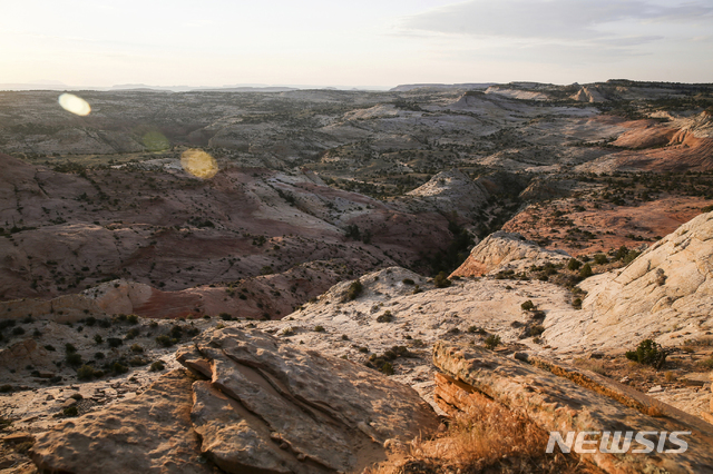 【AP/뉴시스】 유타주의 유명관광지인 그랜드 스테어케이스(계단) 에스칼란테 국립공원. 트럼프대통령 1기 임기 때 내무부가 전국의 국가기념물 면적을 대폭 축소하고 탄광개발등을 명령함에 따라 환경보호단체들의 복구소송 대상이 되었지만 트럼프 정부는 최근 바이든의 국유지 관리법을 폐기하고 주로 민주당 지역 주에서 화석연료 채굴을 재허가 하고 있다.  2025.10.10.