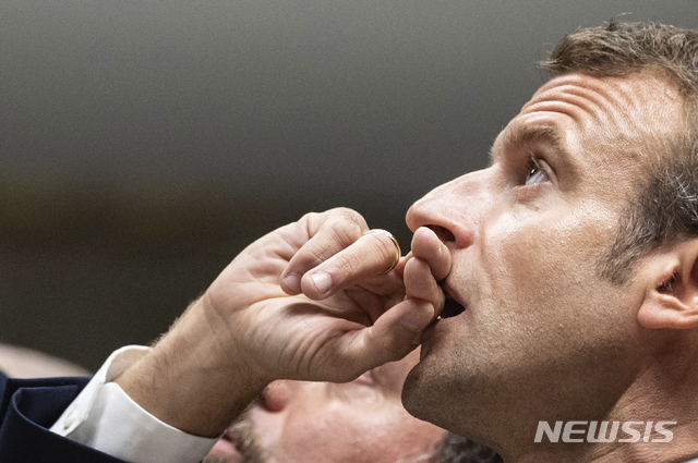 【스트라스부르=AP/뉴시스】 1일(현지시간) 에마뉘엘 마크롱 프랑스 대통령이 프랑스 동부 스트라스부르에 새롭게 건설한 극장 '르 말리옹(Le Maillon)'을 바라보고 있다. 2019.10.16.