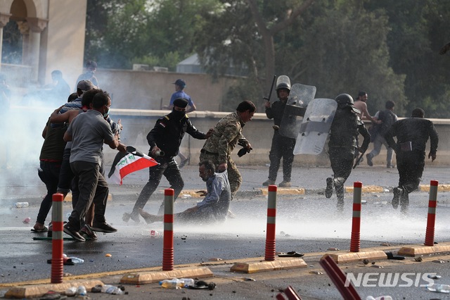 【바그다드=AP/뉴시스】1일(현지시간) 이라크 수도 바그다드의 타흐리르 광장에서 이라크 보안군이 시위대를 체포하고 있다. 최근 수도와 전기 부족, 청년실업 등에 항의하는 시위가 전국 주요 도시에서 이어지는 가운데 1명이 숨지고 200여 명이 다쳤다고 현지 관계자가 밝혔다. 시위대는 IS와의 전쟁도 끝났지만 부패한 지도자 때문에 달라진 게 없다며 시위를 이어가고 있다. 2019.10.02.
