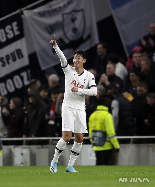 【런던=AP/뉴시스】잉글랜드 프로축구 프리미어리그(EPL)에서 뛰고 있는 손흥민(토트넘)이 2일 오전 4시(한국시간) 영국 런던의 토트넘 홋스퍼 스타디움에서 벌어진 바이에른 뮌헨(독일)과의 2019~2020 유럽축구연맹(UEFA) 챔피언스리그 B조 조별리그 2차전에서 선발 출전해 시즌 3호골을 터뜨렸다. 골을 성공한 후, 기뻐하고 있다.