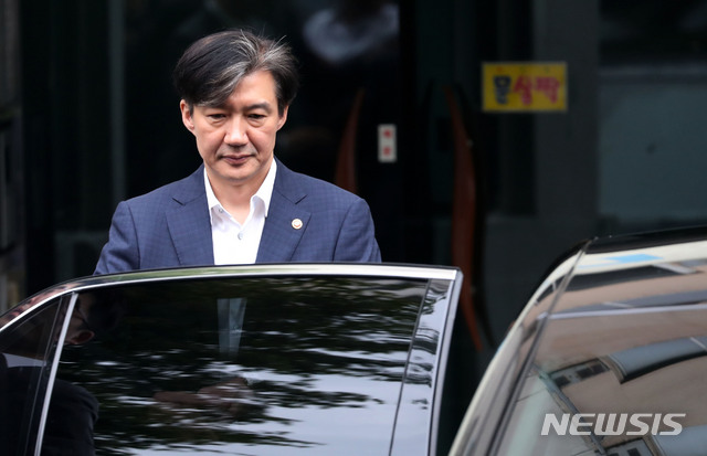 【서울=뉴시스】홍효식 기자 = 조국 법무부 장관이 2일 오전 서울 서초구 방배동 자택을 나서고 있다. 2019.10.02.&nbsp;&nbsp; yesphoto@newsis.com