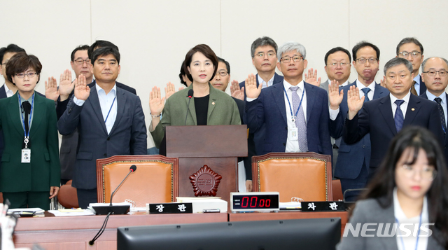 [서울=뉴시스]국회 국정감사 첫날인 2일 오전 서울 여의도 국회 교육위원회 회의실에서 열린 교육부 국정감사에서 유은혜 사회부총리겸 교육부 장관이 함꼐 출석한 기관장들과 선서를 하고 있다. (사진=뉴시스 DB) 2019.10.02. photo@newsis.com