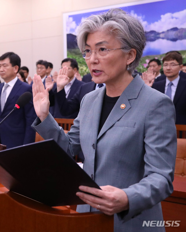 【서울=뉴시스】 장세영 기자 = 강경화 외교부 장관이 2일 오후 서울 여의도 국회에서 열린 외교통일위원회의 외교부 등 종합감사에 참석해 증인선서를 하고 있다. 2019.10.02. photothink@newsis.com