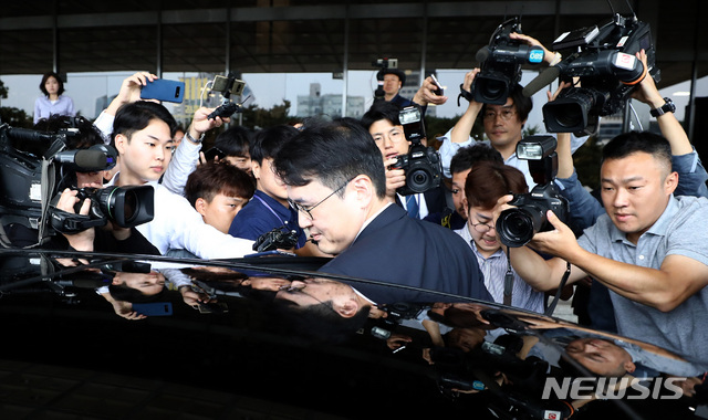 【서울=뉴시스】이영환 기자 = 조국 법무부 장관의 부인 정경심 교수의 변호인 이인걸 변호사가 2일 오전 서울 서초구 서울중앙지검을 나서 차량에 탑승하고 있다. 2019.10.02. 20hwan@newsis.com