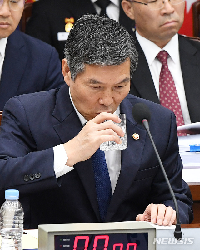 【서울=뉴시스】박주성 기자 = 정경두 국방부 장관을 비롯한 군 장성, 실장들이 2일 오전 서울 용산구 국방부에서 열린 국회 국방위원회의 국정감사에서 물을 마시고 있다. 2019.10.02. photo@newsis.com