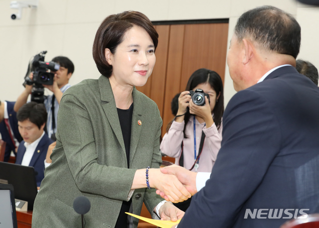 【서울=뉴시스】김명원 기자 = 국회 국정감사 첫날인 2일 오전 서울 여의도 국회 교육위원회 회의실에서 열린 교육부 국정감사에서 유은혜 사회부총리겸 교육부 장관이 이찬열 교육위원회 위원장에게 선서문을 전달하고 있다. 2019.10.02. kmx1105@newsis.com