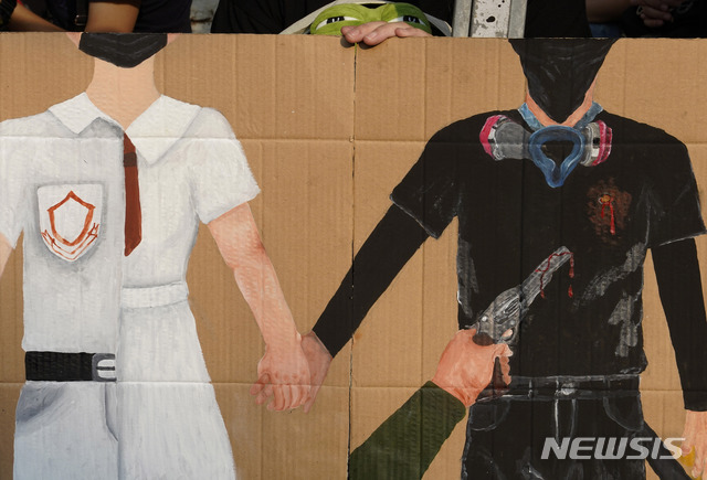 【홍콩=AP/뉴시스】2일 홍콩 호췬위 메모리얼 중학교 앞에서 재학생들과 동문, 교직원 등 수백명이 재학생 청즈젠(曾志健·18)의 피격에 항의하는 시위를 벌였다. 2019.10.02