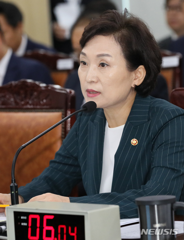 【세종=뉴시스】강종민 기자 = 2일 오전 정부세종청사 열린 국회 국토교통위원회의 국토교통부에 대한 국정감사에서 김현미 장관이 질의에 답변하고 있다. 2019.10.02.&nbsp; ppkjm@newsis.com