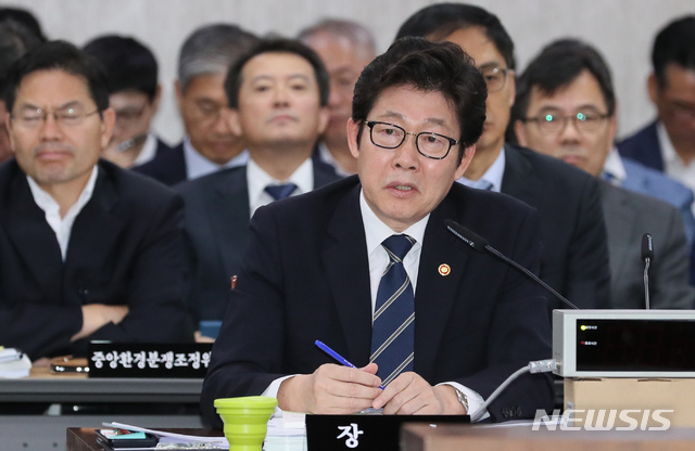 【세종=뉴시스】강종민 기자 = 2일 오전 정부세종청사 열린 국회 환경노동위원회의 환경부에 대한 국정감사에서 조명래 장관이 질의에 답변하고 있다. 2019.10.02. ppkjm@newsis.com