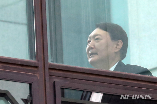 【서울=뉴시스】이윤청 기자 = 윤석열 검찰총장이 2일 서울 서초구 대검찰청에서 점심식사를 하기 위해 구내식당으로 향하고 있다. 2019.10.02. radiohead@newsis.com