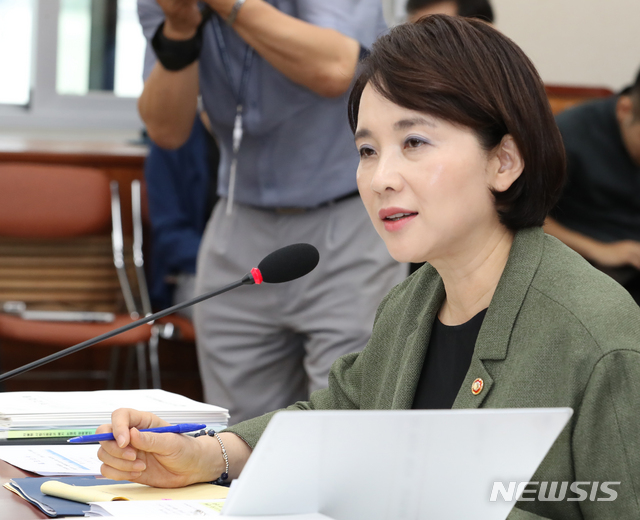 【서울=뉴시스】김명원 기자 = 국회 국정감사 첫날인 2일 오전 서울 여의도 국회 교육위원회 회의실에서 열린 교육부 국정감사에서 유은혜 사회부총리겸 교육부 장관이 의원들의 질의에 답변하고 있다. 2019.10.02. kmx1105@newsis.com