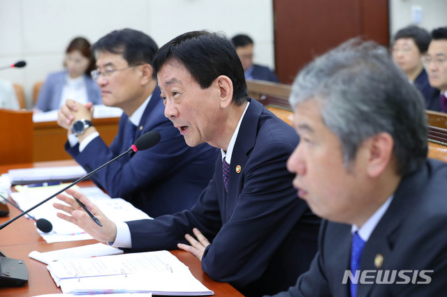 【서울=뉴시스】 장세영 기자 = 진영 행정안전부 장관이 29일 오전 서울 여의도 국회에서 열린 행정안전위원회 2019년도 국정감사 종합감사에서 의원의 질의에 답하고 있다. 2019.10.02. photothink@newsis.com