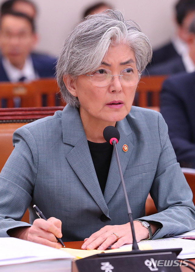 【서울=뉴시스】 장세영 기자 = 강경화 외교부 장관이 2일 오후 서울 여의도 국회에서 열린 국회 외교통일위원회의 외교부 등에 대한 종합 국정감사에 참석해 의원의 질의를 경청하고 있다. 2019.10.02. photothink@newsis.com