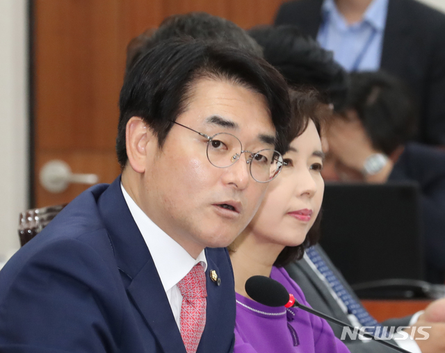 【서울=뉴시스】김명원 기자 = 국회 국정감사 첫날인 2일 오전 서울 여의도 국회 교육위원회 회의실에서 열린 교육부 국정감사에 유은혜 사회부총리겸 교육부 장관이 참석한 가운데 박용진 더불어민주당 의원이 질의하고 있다. 2019.10.02. kmx1105@newsis.com