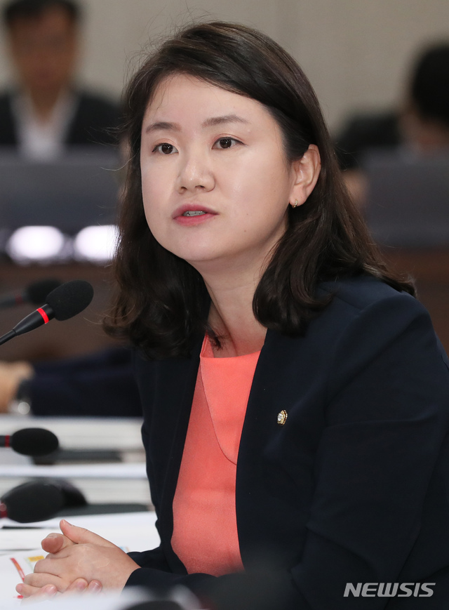 【세종=뉴시스】강종민 기자 =2일 오전 정부세종청사 열린 국회 환경노동위원회의 환경부에 대한 국정감사에서 자유한국당 신보라 위원이 질의하고 있다. 2019.10.02. ppkjm@newsis.com 